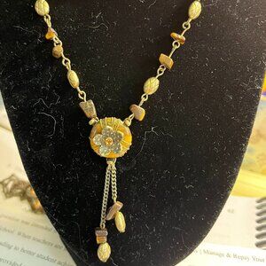 Avon Dangle Flower Pattern Necklace
